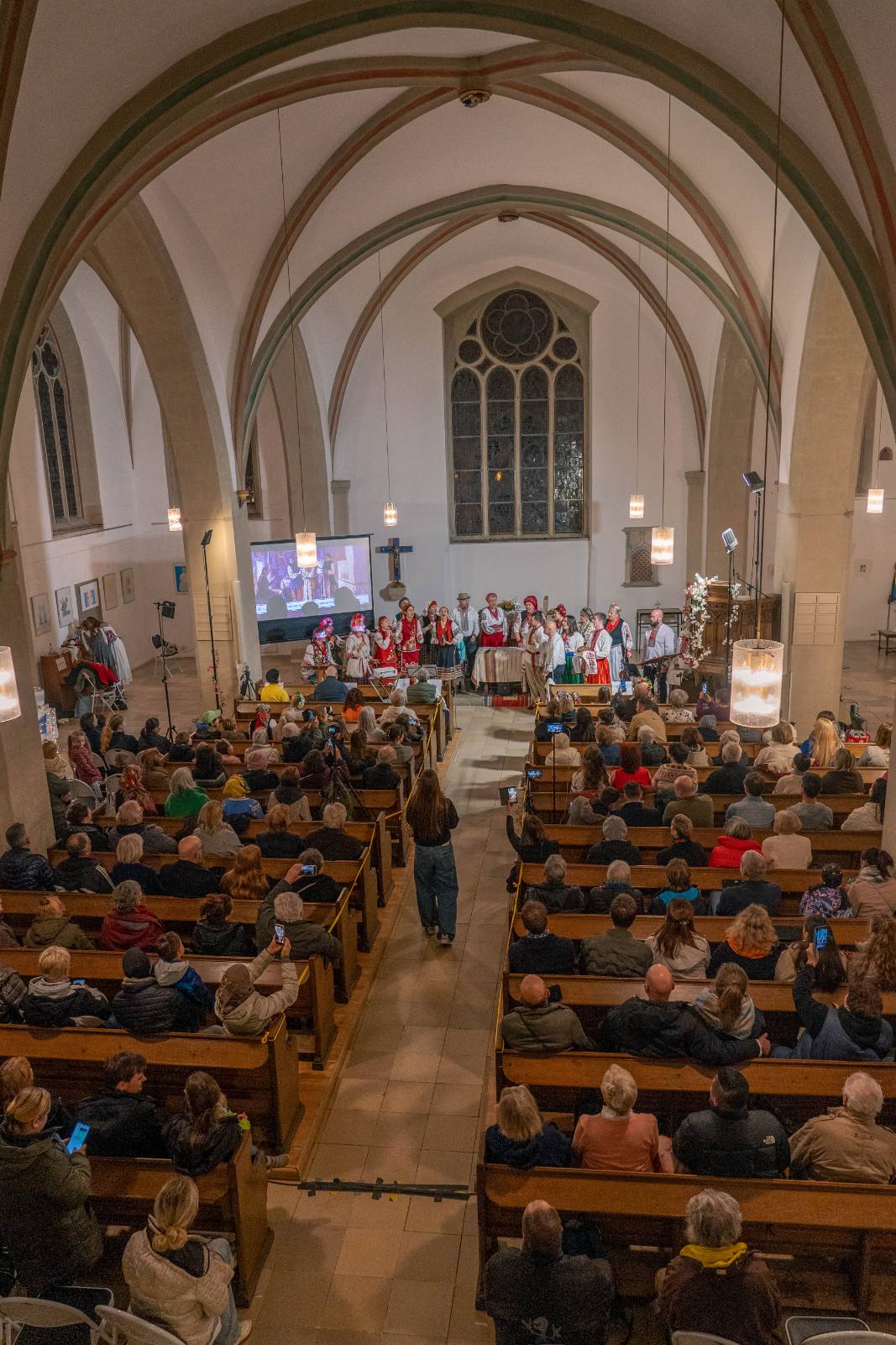 Повний зал глядачів — вигляд з хорів